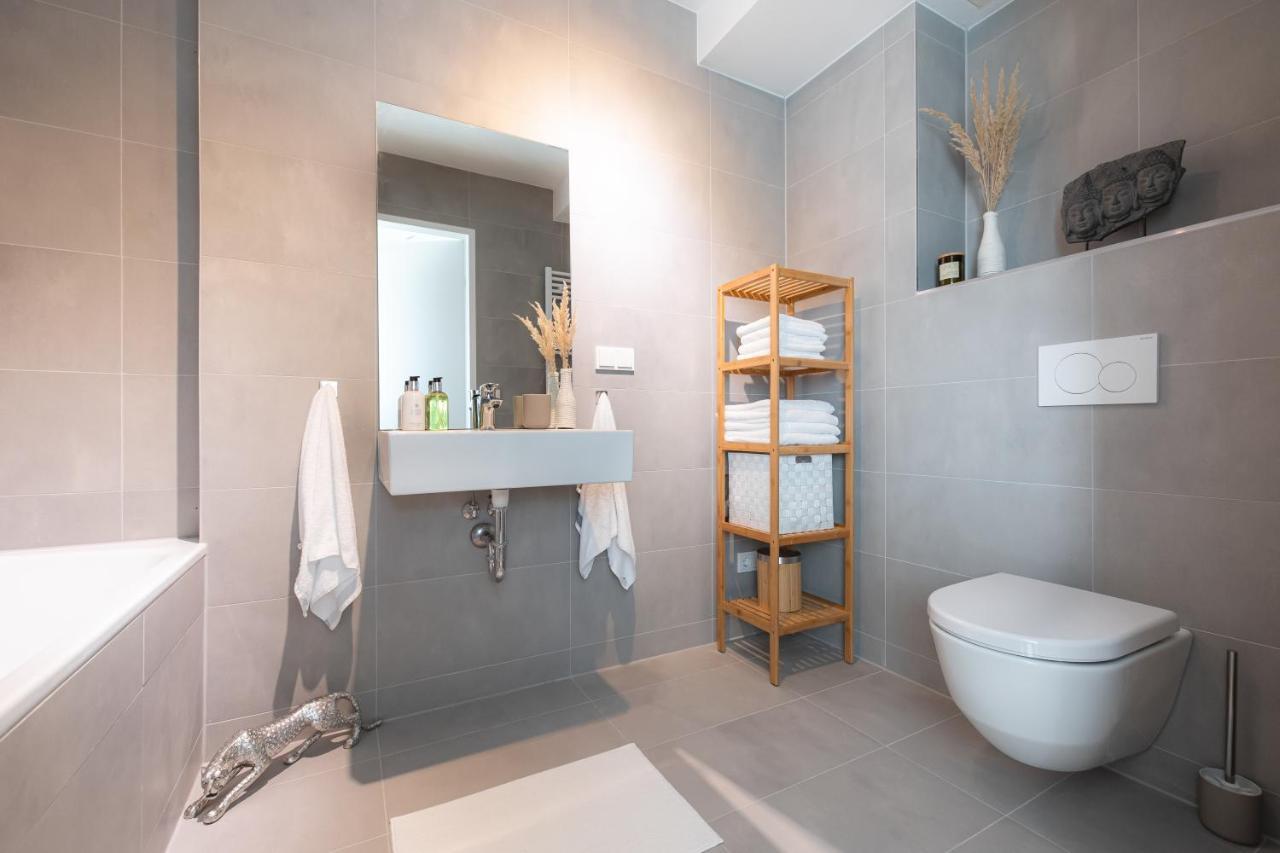 New Luxury Overlooking * Viena